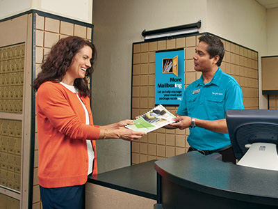 Representante mostrando a una clienta un boletín impreso